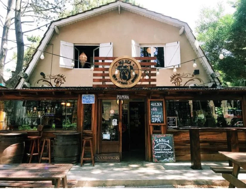 Mujica Almacén, sandwiches en Mar de las Pampas