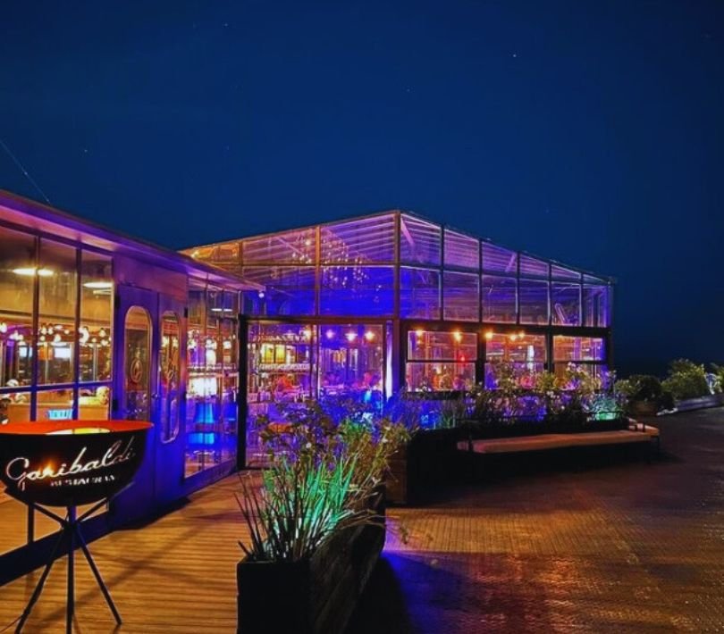 Garibaldi restaurante propone una cocina mediterránea sobre el Río de la Plata.